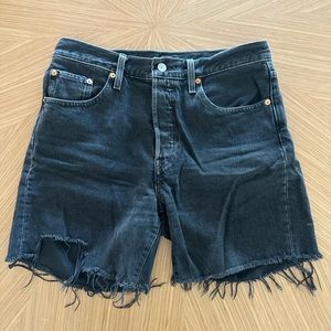 LEVI’S BLACK WASHED MID LENGTH CUT OFF SHORTS
